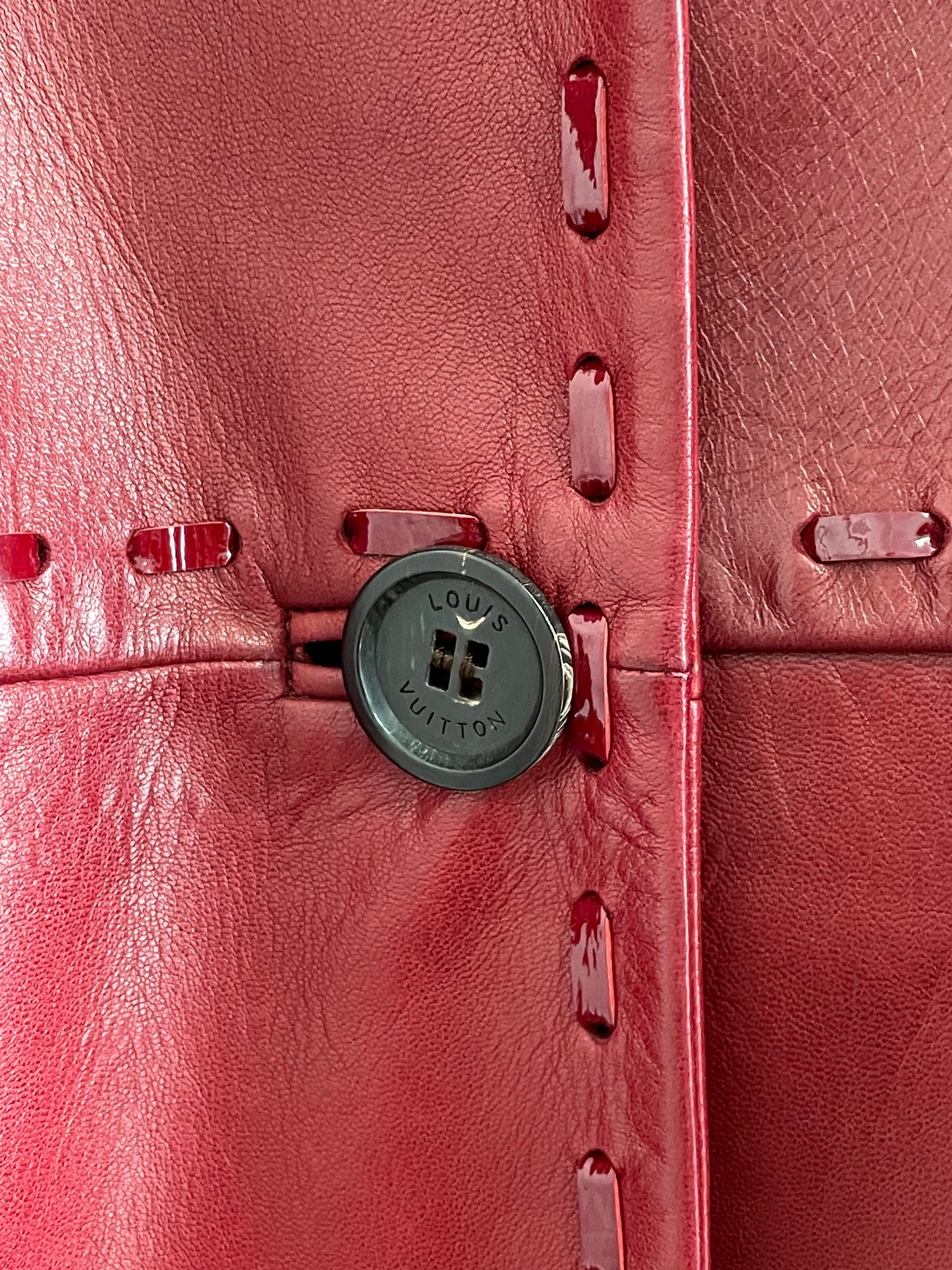 Manteau Louis Vuitton taille 40 en cuir bordeaux.