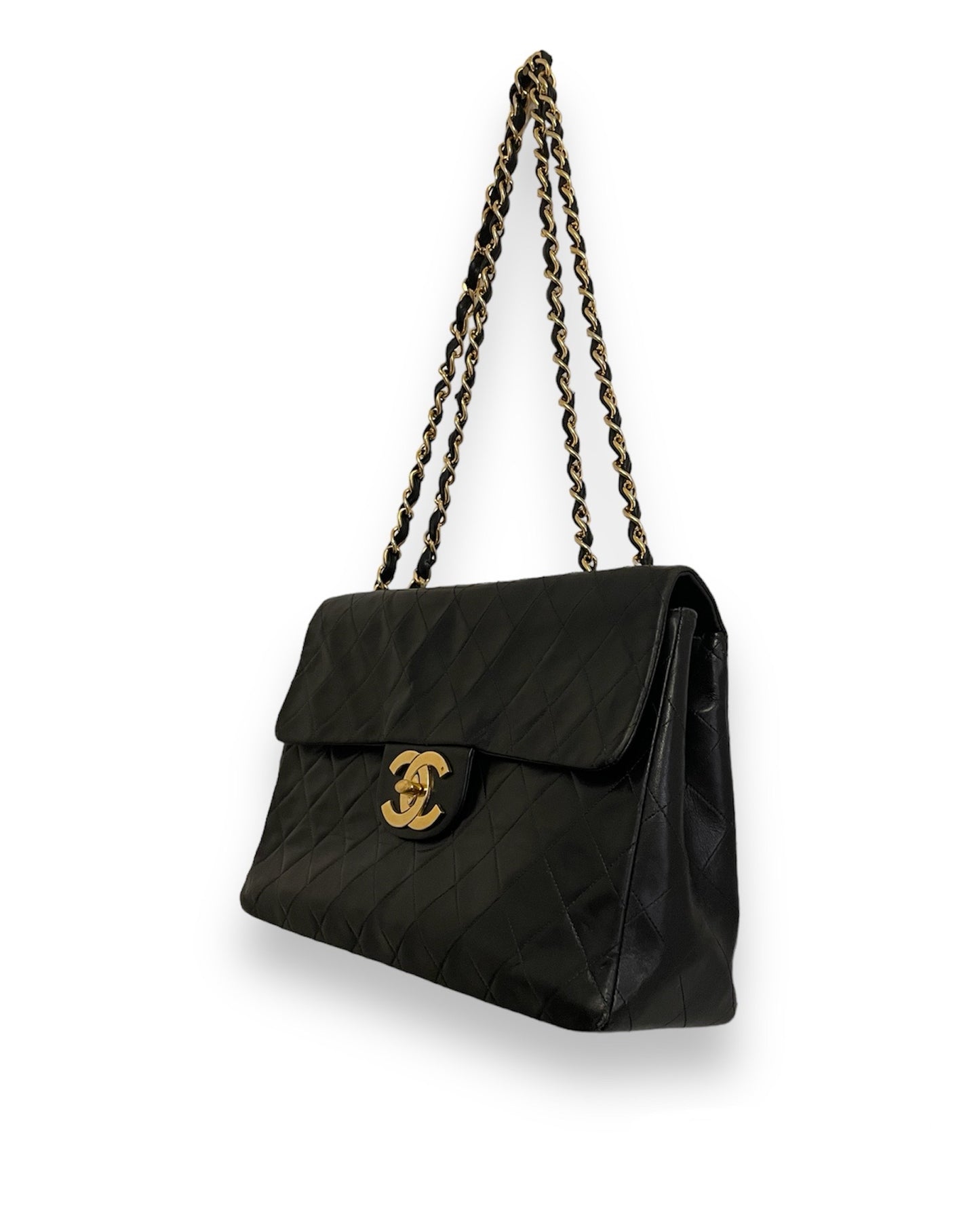 Sac Chanel Timeless Maxi Jumbo en cuir matelassé noir vintage.