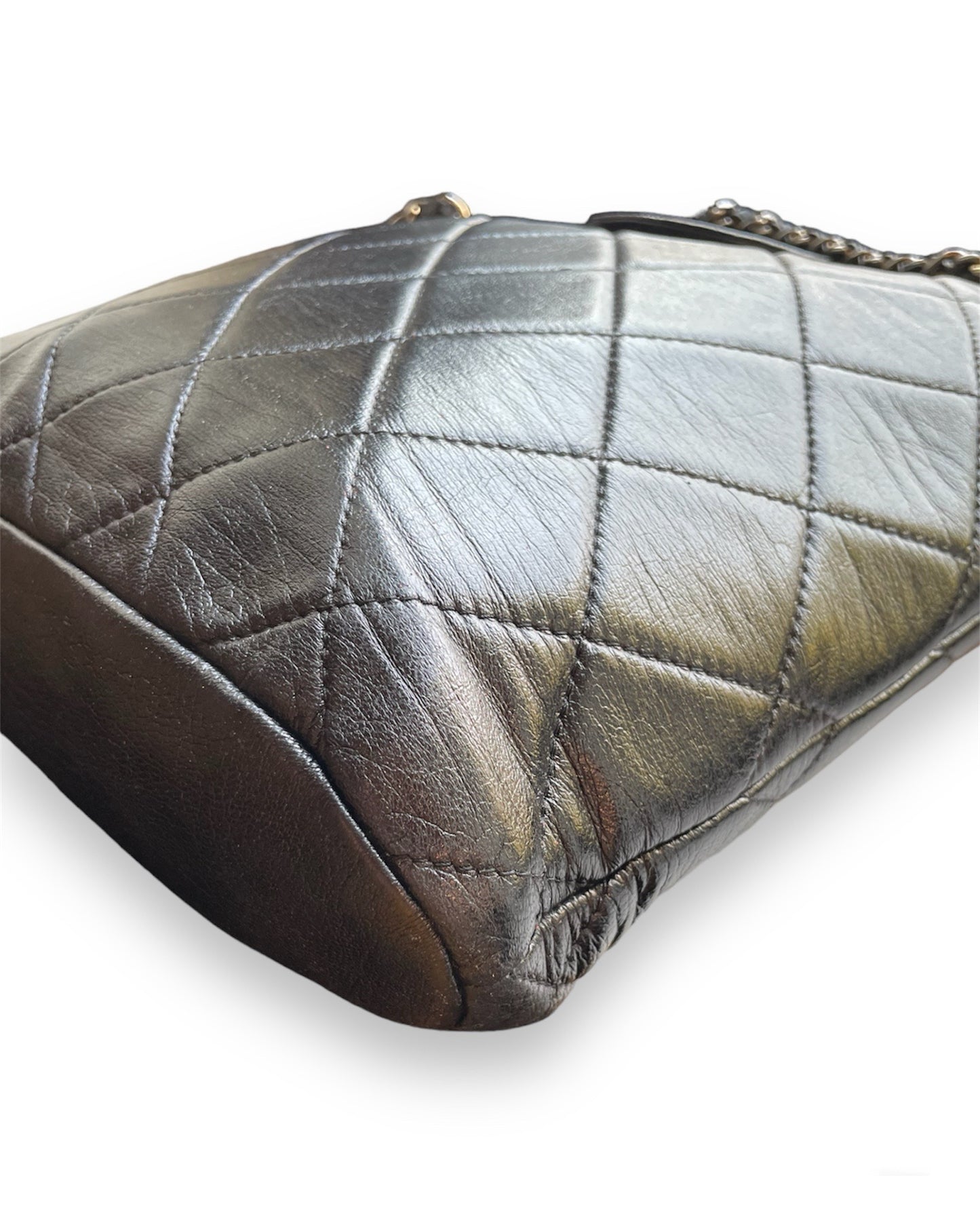 Sublime sac porté épaule Chanel vintage en cuir d'agneau noir matelassé et ses finitions dorée.