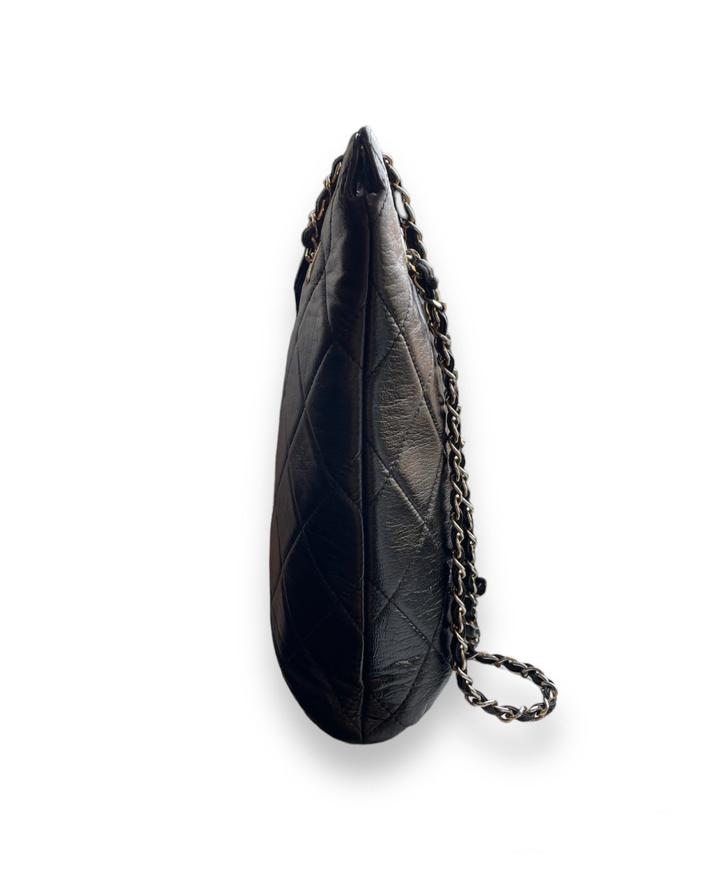 Sublime sac porté épaule Chanel vintage en cuir d'agneau noir matelassé et ses finitions dorée.