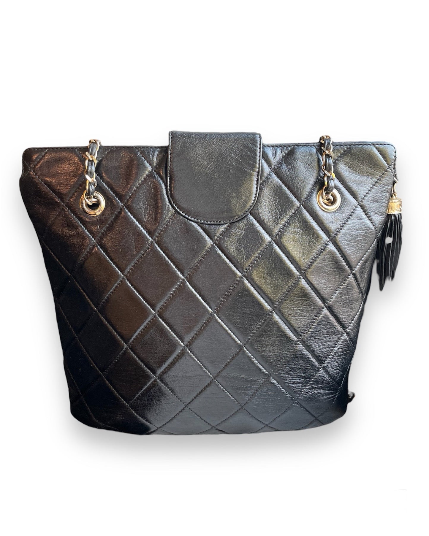 Sublime sac porté épaule Chanel vintage en cuir d'agneau noir matelassé et ses finitions dorée.