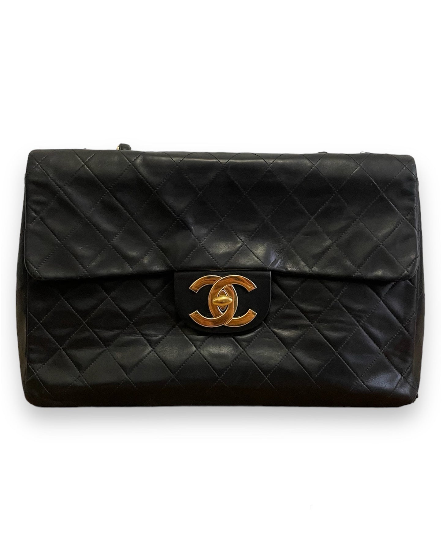 Sac Chanel Timeless Maxi Jumbo en cuir matelassé noir vintage.