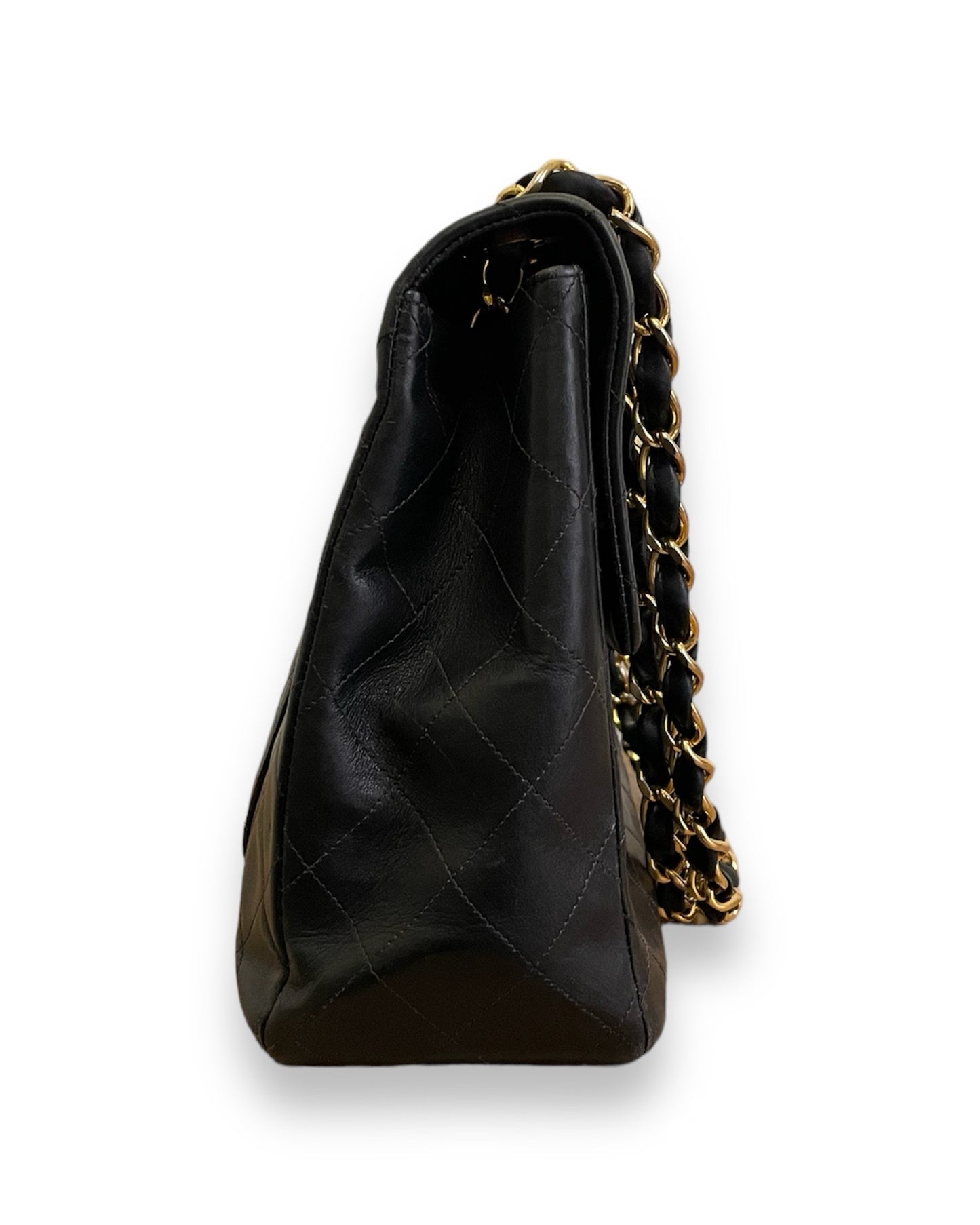 Sac Chanel Timeless Maxi Jumbo en cuir matelassé noir vintage.