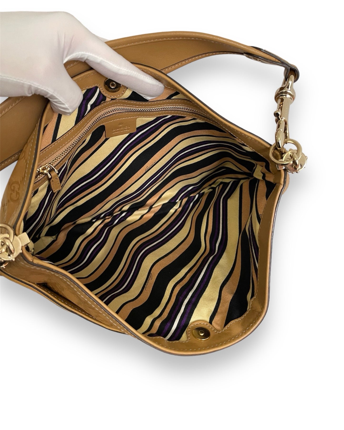 Sac Gucci vintage en cuir camel détail GG doré.