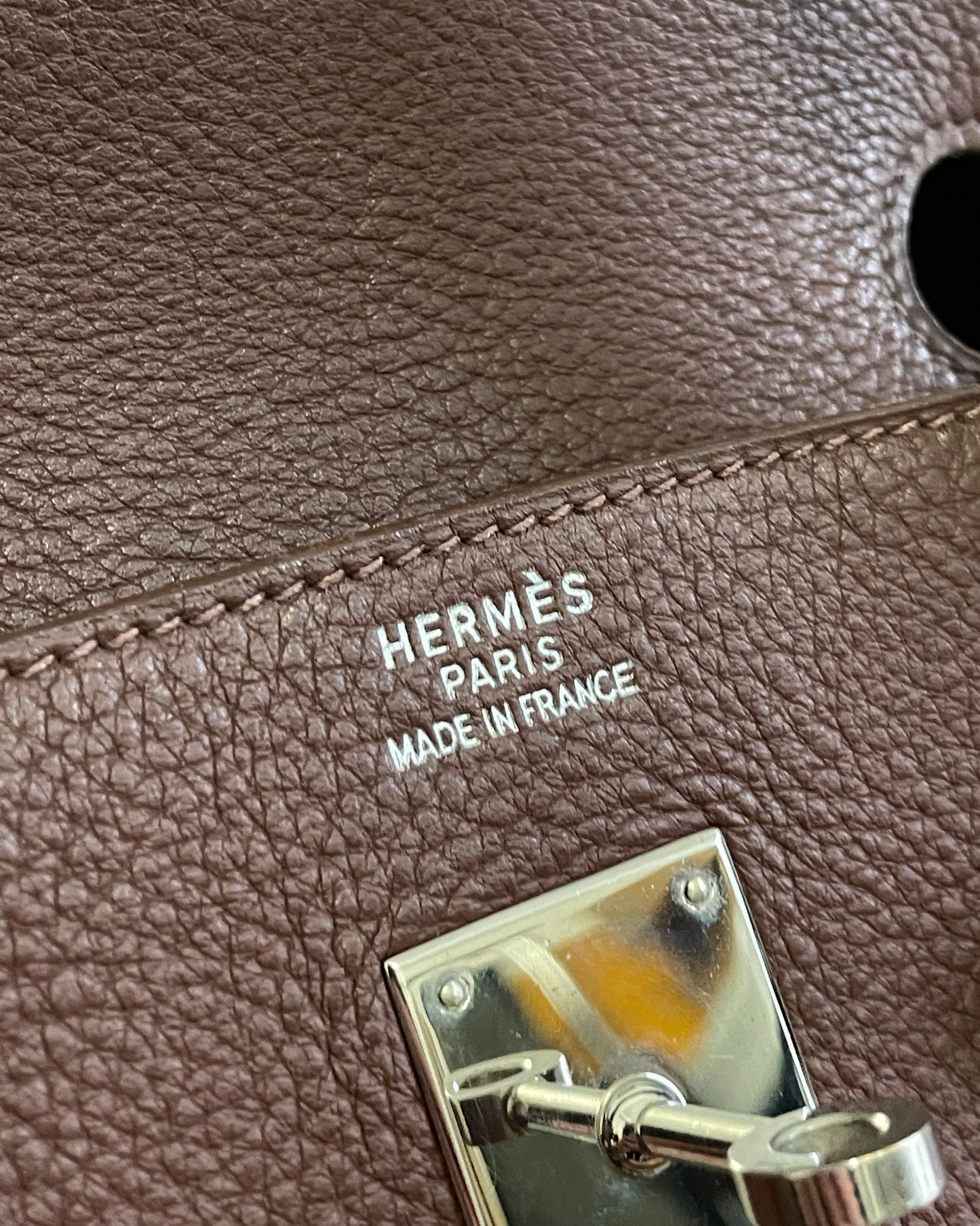 Sublime sac Hermès Birkin 40 en cuir togo cacao et sa bijouterie argentée. Dans un état exceptionnel.