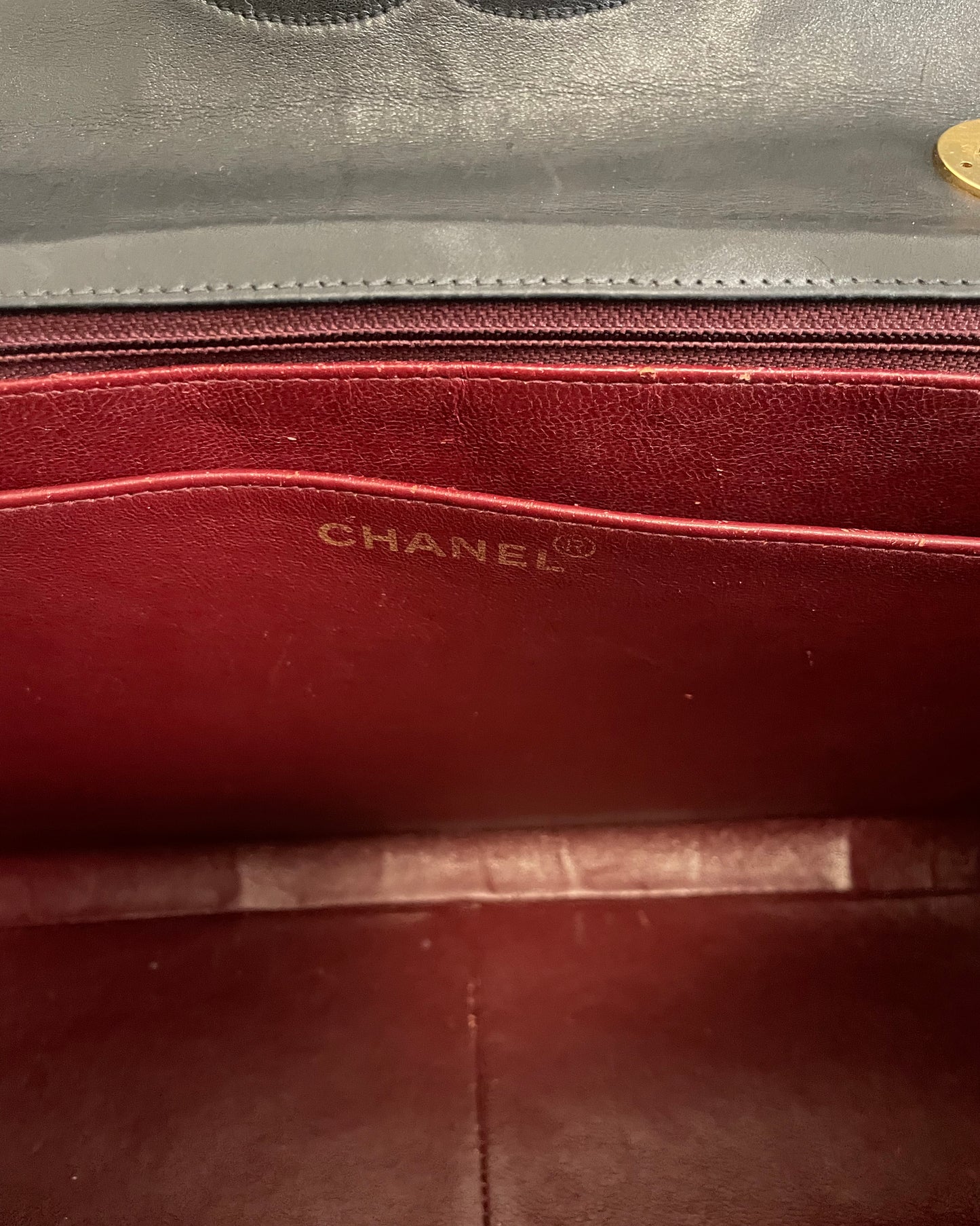 Sac Chanel Timeless Maxi Jumbo en cuir matelassé noir vintage.