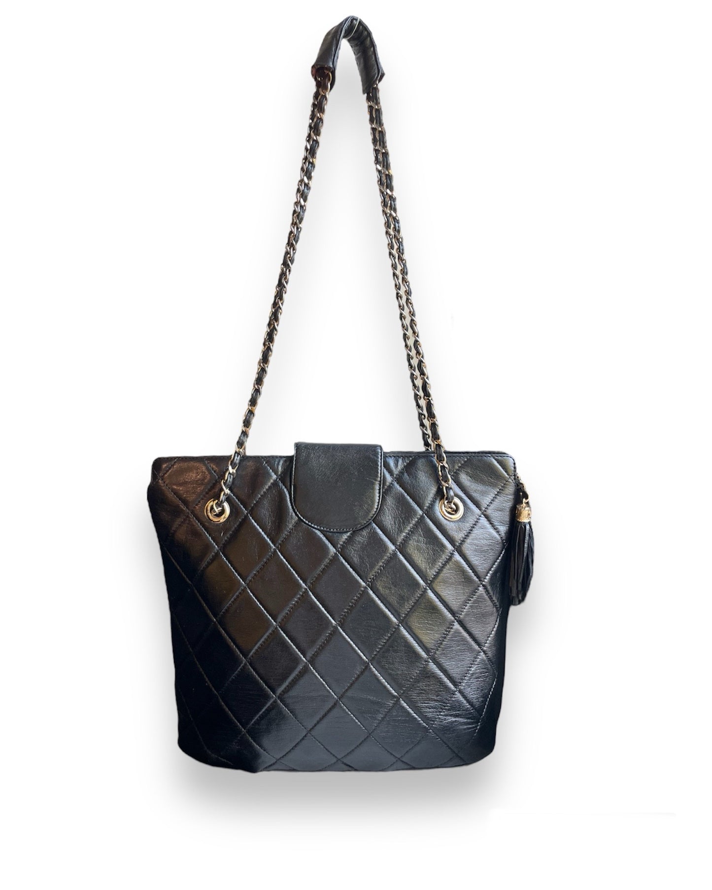 Sublime sac porté épaule Chanel vintage en cuir d'agneau noir matelassé et ses finitions dorée.