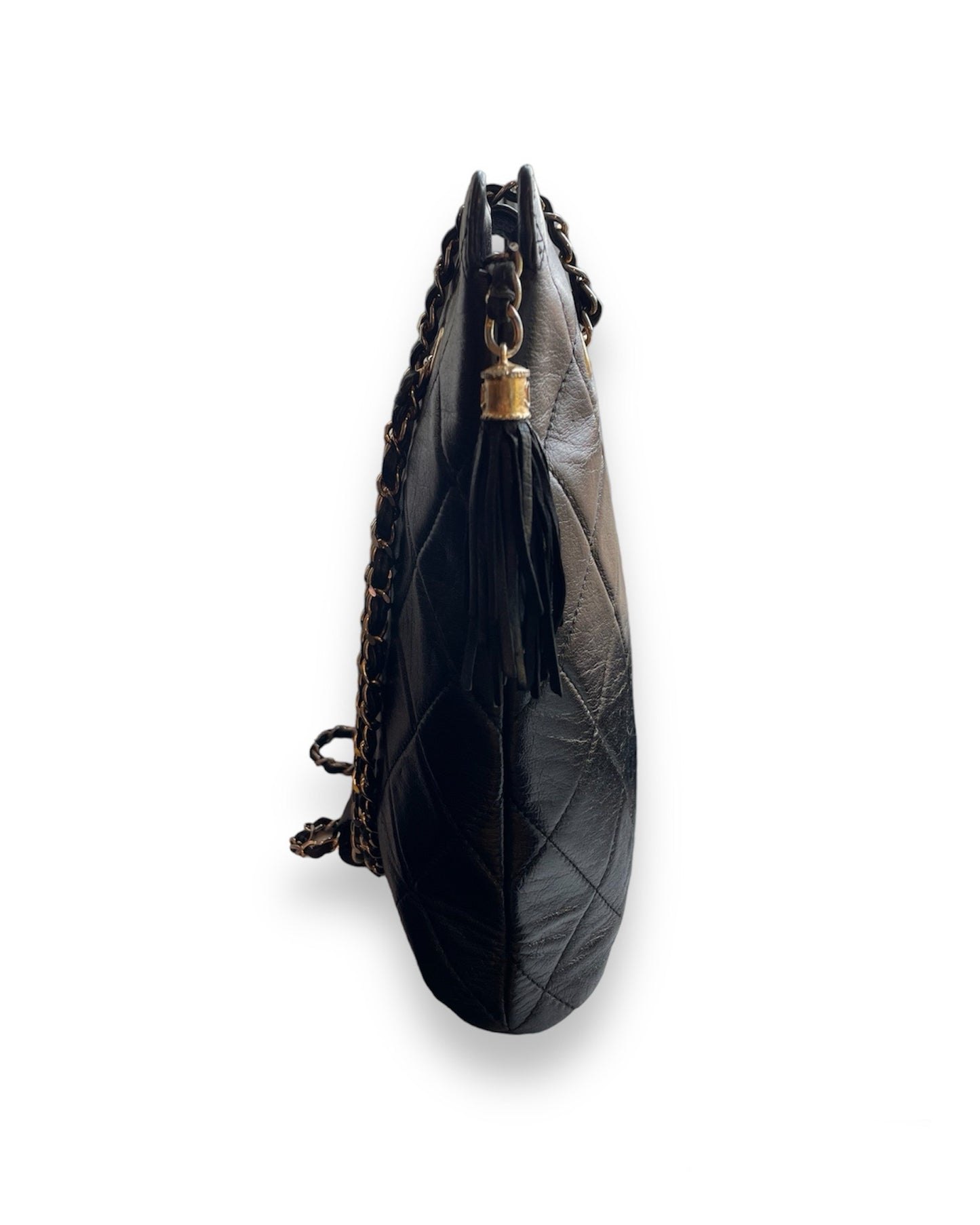 Sublime sac porté épaule Chanel vintage en cuir d'agneau noir matelassé et ses finitions dorée.
