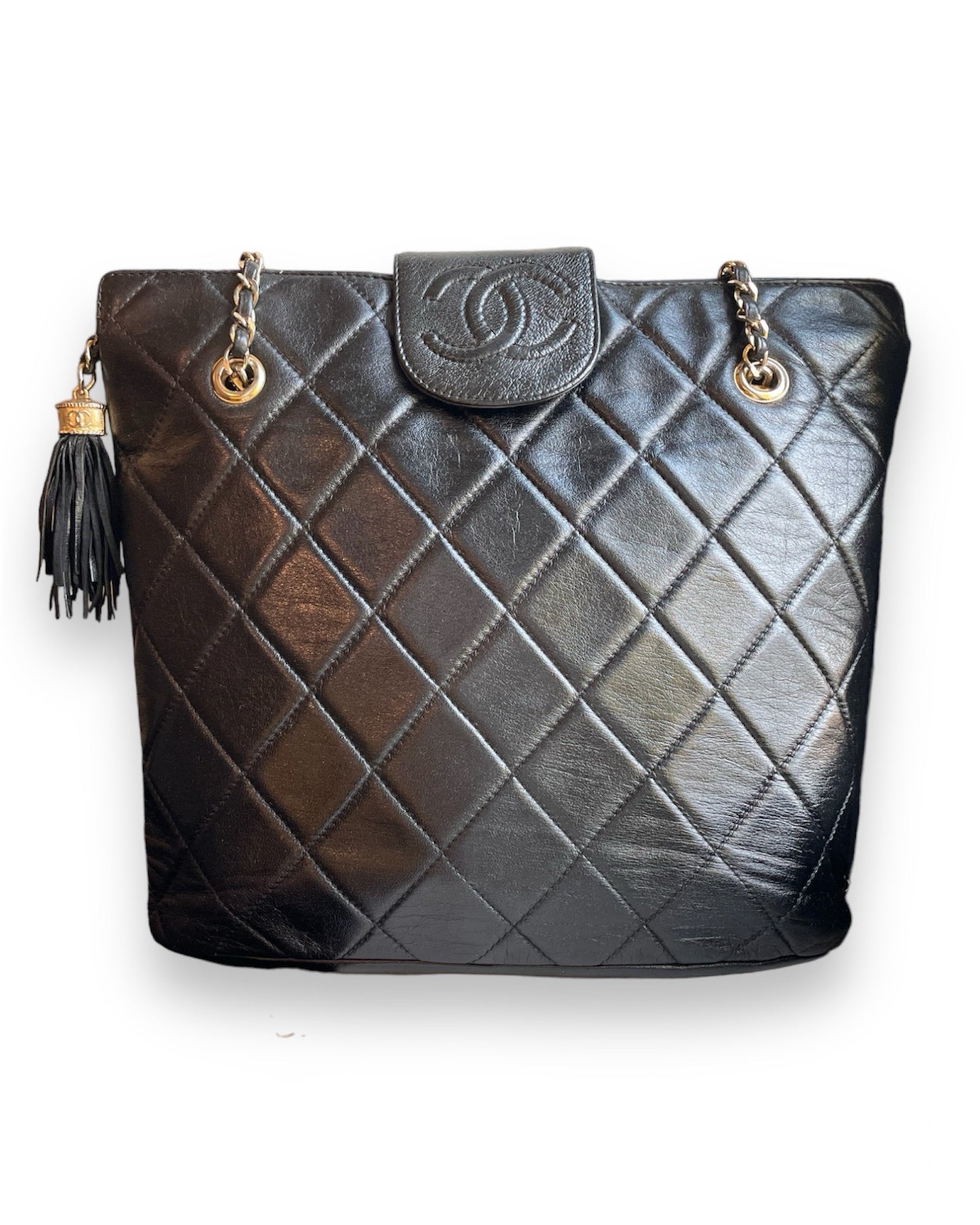 Sublime sac porté épaule Chanel vintage en cuir d'agneau noir matelassé et ses finitions dorée.