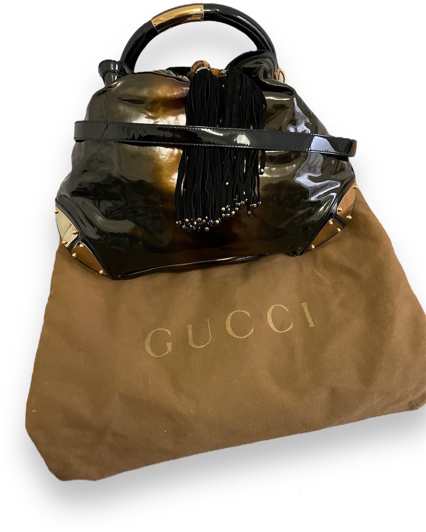 Sac Gucci Indy en cuir vernis noir et sa anse en bambou noir