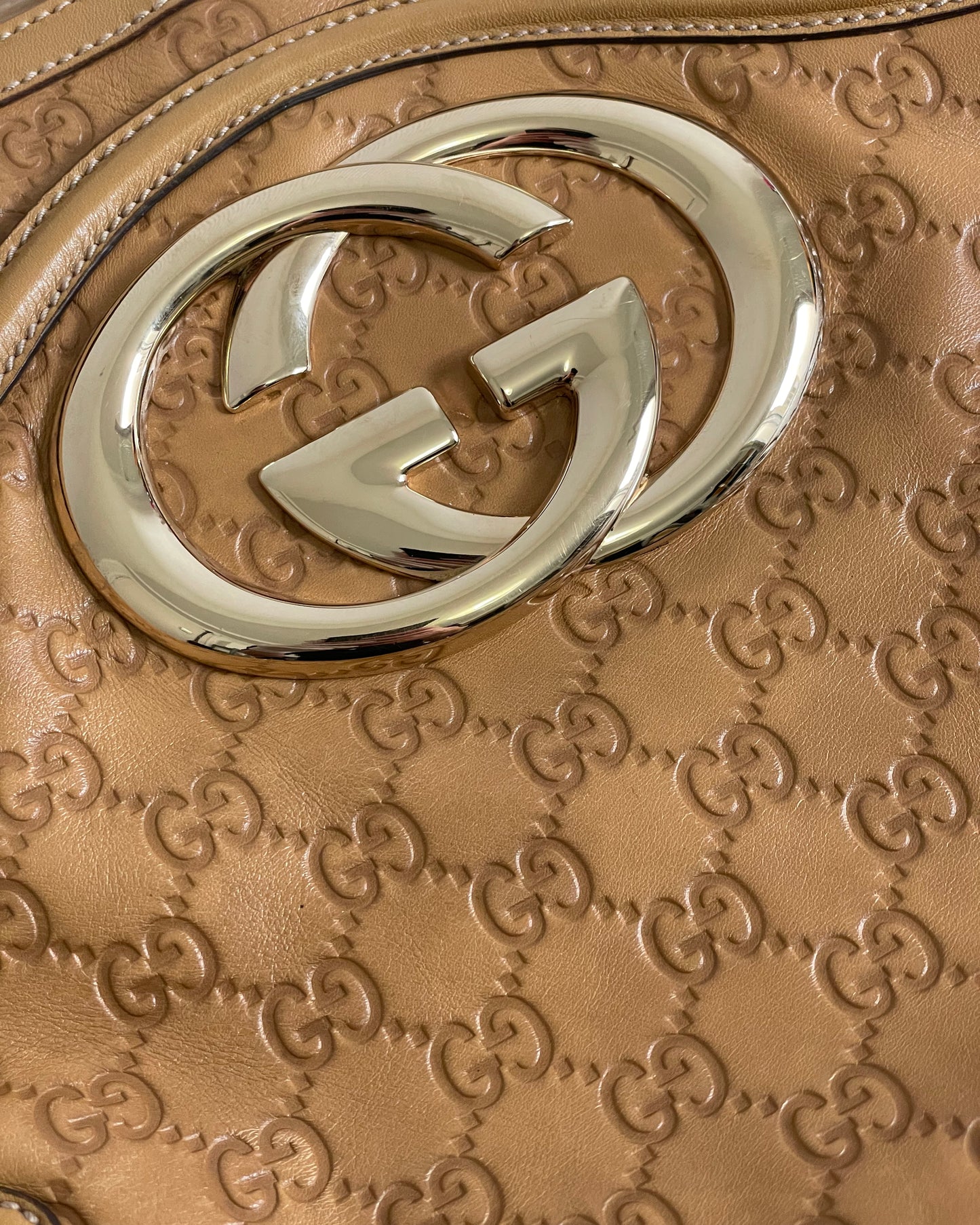 Sac Gucci vintage en cuir camel détail GG doré.