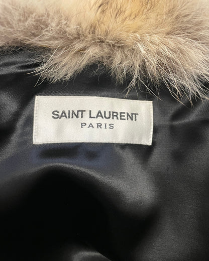 Gilet croisé en fourrure de marmotte et coyotte signé Saint Laurent.