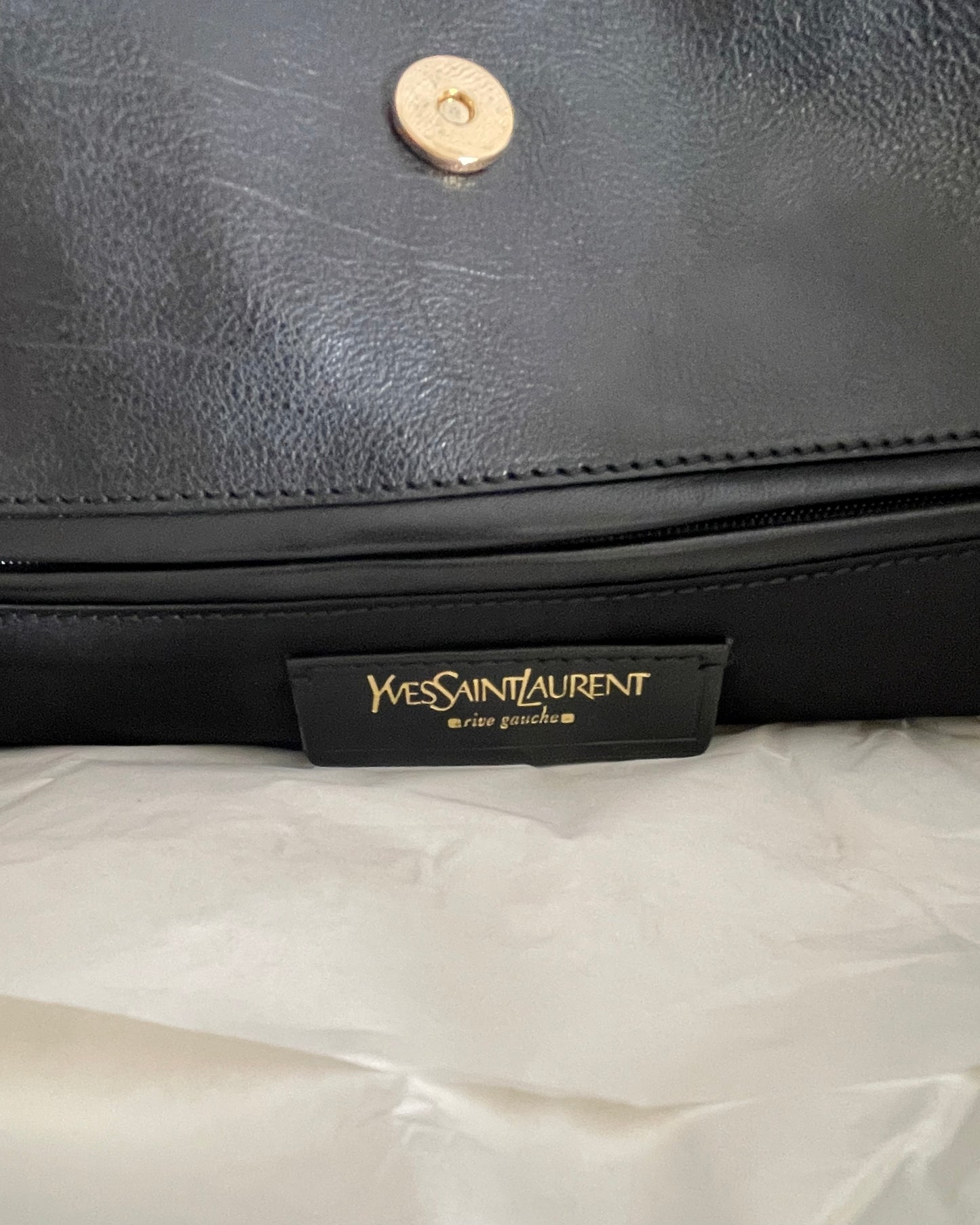 Sac Yves Saint Laurent Metropolis Tribute en cuir de veau noir.