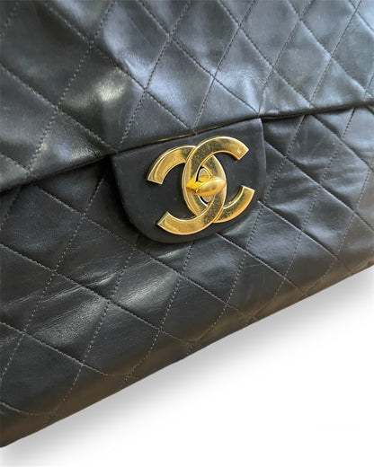 Sac Chanel Timeless Maxi Jumbo en cuir matelassé noir vintage.