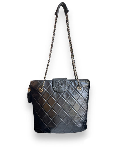 Sublime sac porté épaule Chanel vintage en cuir d'agneau noir matelassé et ses finitions dorée. 
