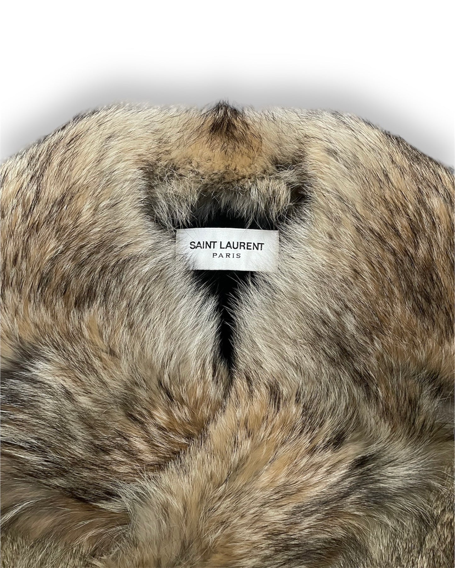 Gilet croisé en fourrure de marmotte et coyotte signé Saint Laurent.