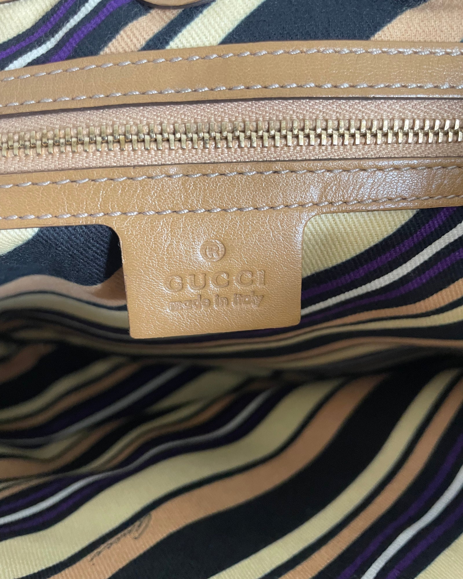Sac Gucci vintage en cuir camel détail GG doré.