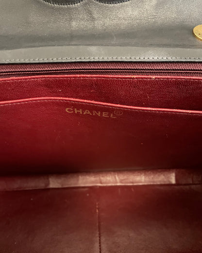 Sac Chanel Timeless Maxi Jumbo en cuir matelassé noir vintage.