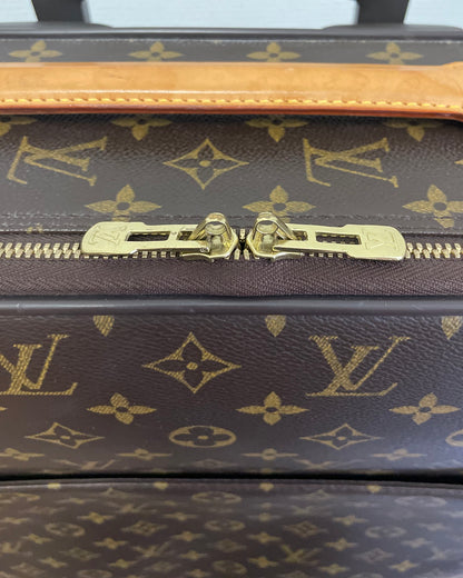 Valise Louis Vuitton Pégase 45 en toile monogram LV et cuir naturelle de vachette.