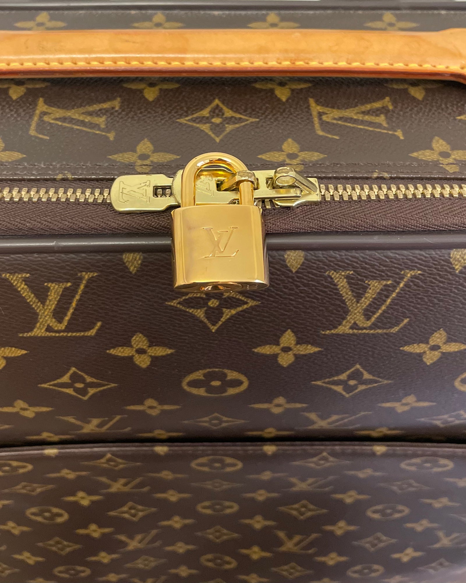 Valise Louis Vuitton Pégase 45 en toile monogram LV et cuir naturelle de vachette.