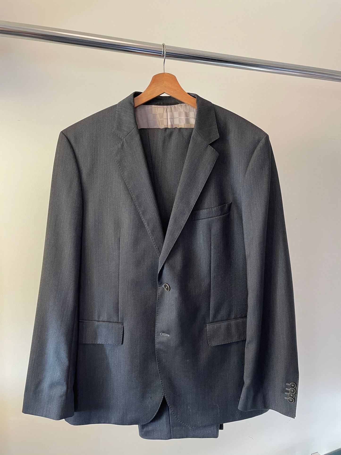 Costume Hugo Boss, taille 56, 100 % laine, gris bleu.