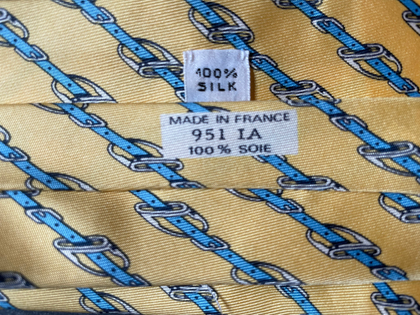 Cravate Hermès jaune en soie